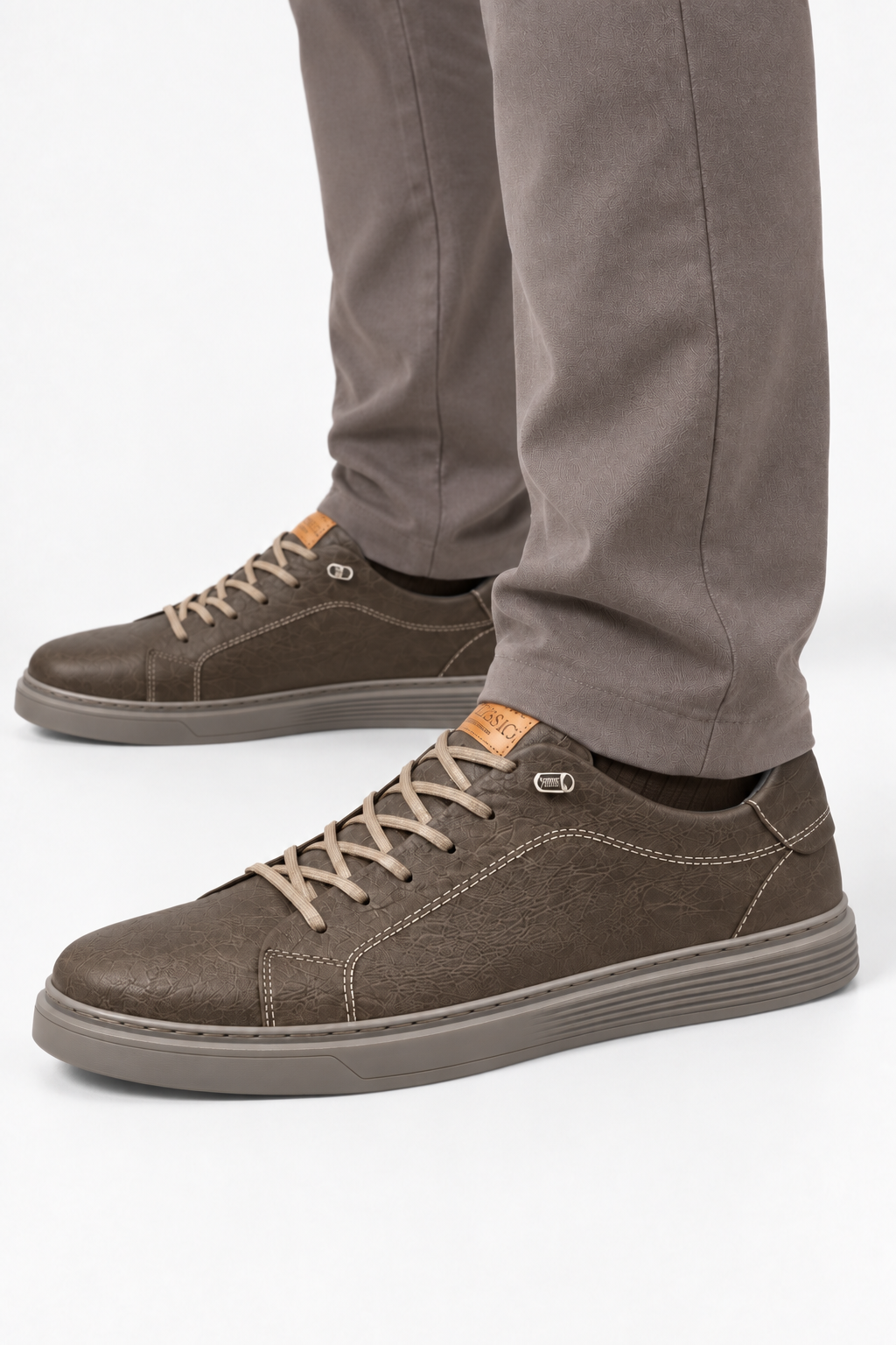 Low-Top Sneakers – Textured Upper & Cushioned Footbed